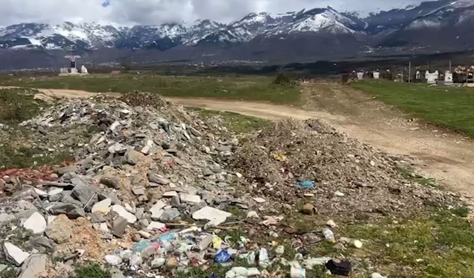 VIDEO  Inertet bllokojnë rrugën e varrezave në Gjoricë  asnjë ndërhyrje nga Bashkia e Bulqizës