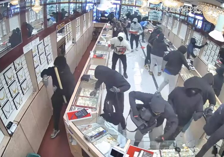 Si në filma  Vjedhje spektakolare në 70 sekonda  Grabitësit hynë në dyqanin luksoz të bizhuterive dhe vjedhin 1 7 mln dollarë    