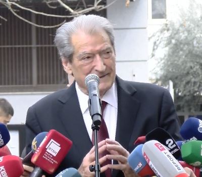 Sulmi me molotov i protestueseve te Vila e ish diktatorit Hoxha  Berisha kërkon ndjesë  S duhej të kishte ndodhur  Se dija që    