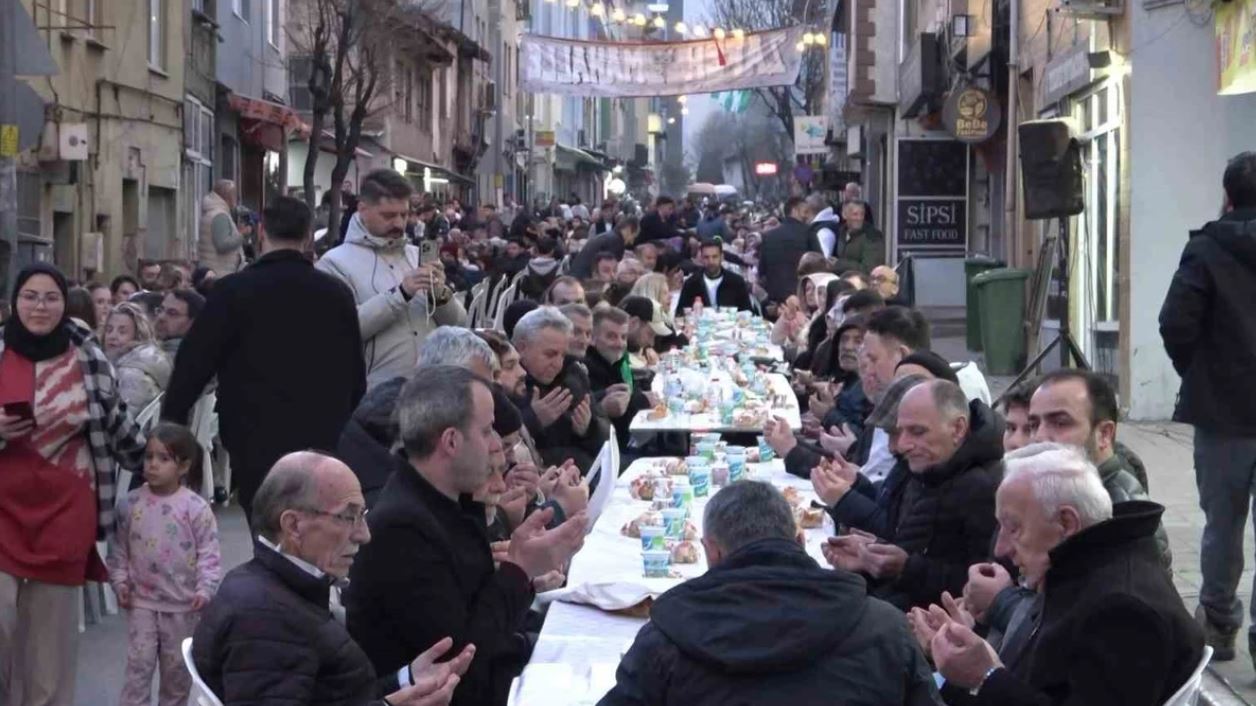 Shqiptarët organizojnë iftar masiv me 4500 persona në Turqi  tavolinat gjigante  pushtojnë  rrugët