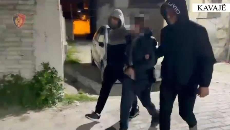 Plagosi me armë zjarri 39 vjeçarin në Kavajë  arrestohet autori  pas hekurave dhe i riu që e ndihmoi të arratisej