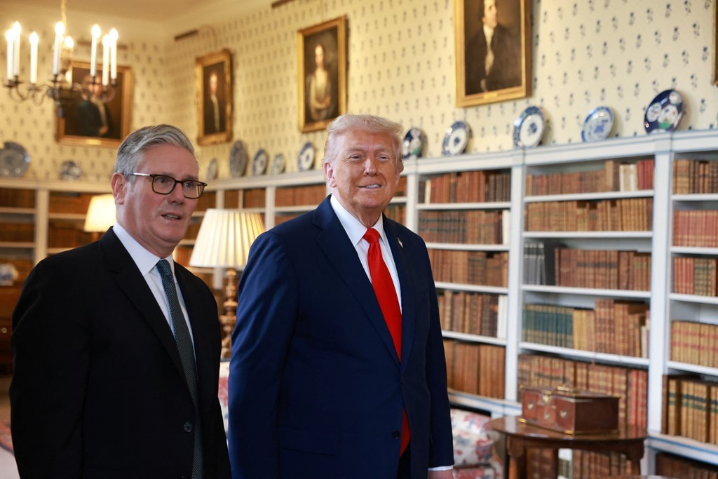 Trump telefonatë me Starmer për situatën në Lindjen e Mesme  Ngushtica e Hormuzit duhet të hapet sërish