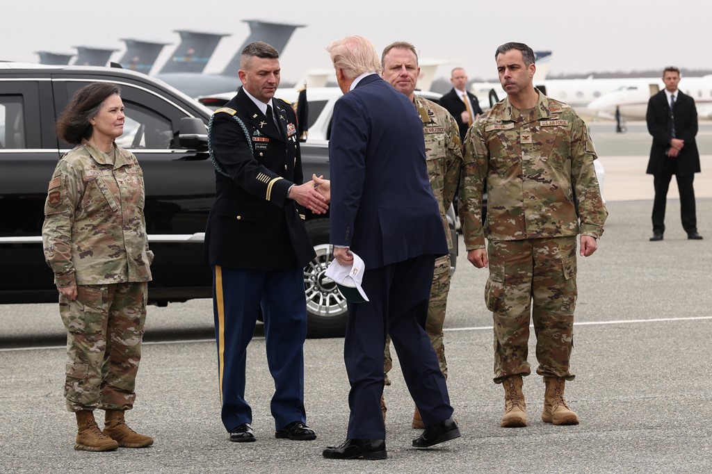 Trupat e ushtarëve të vrarë amerikanë në Kuvajt kthehen në SHBA  Trump merr pjesë në pritjen e tyre  Janë heronj