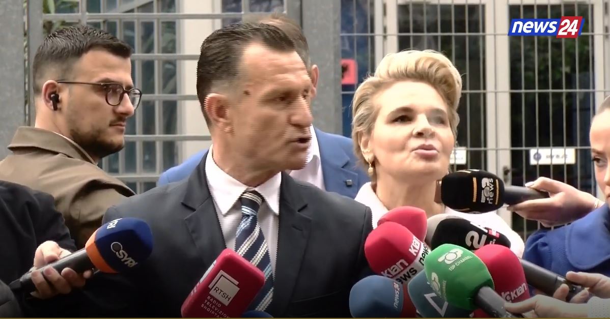 VIDEOLAJM  GJKKO kaloi për gjykim dosjen  avokati flet për gazetarët  Kryemadhi  bëhet tym   pi cigare live