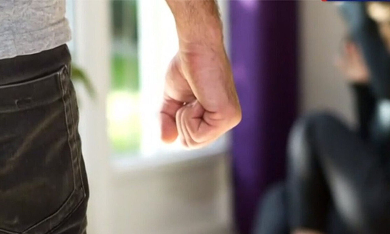 E rëndë  Babai sulmon dhe plagos me thikë djalin e tij të adoptuar