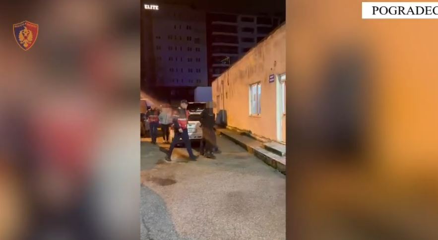 video-vodhen-argjendarine-ne-pogradec-disa-dite-me-pare-arrestohen-2-autoret-e-dyshuar-nga-laci