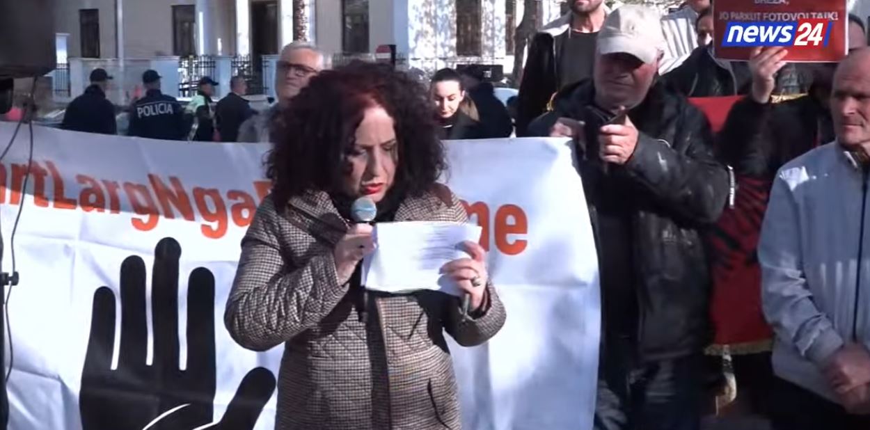  Të gjitha çështjet janë firmosur nga Balluku   Banorët e Rrjollit në protestë para Kuvendit  Janë hajdutë  Ish zv kryeministr   