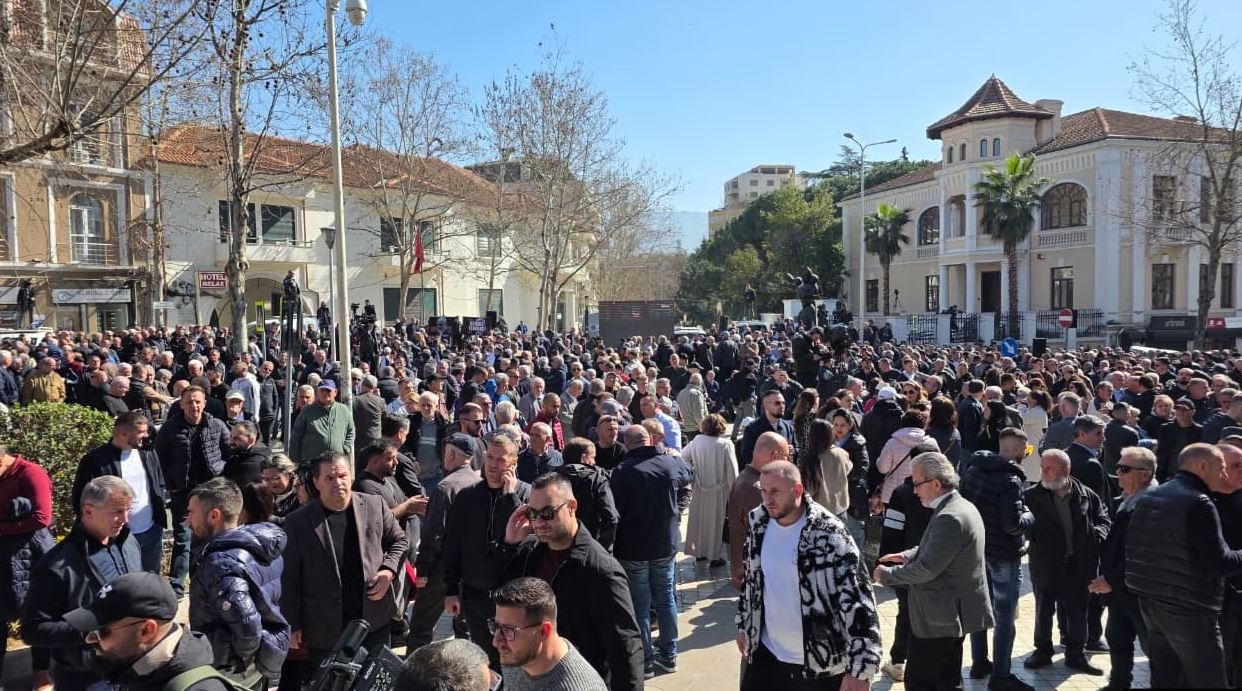 Nga rrëzimi i kërkesës së SPAK për arrestimin e Ballukut  te protesta e opozitës jashtë Kuvendit dhe deklarata e fortë e Ambas   