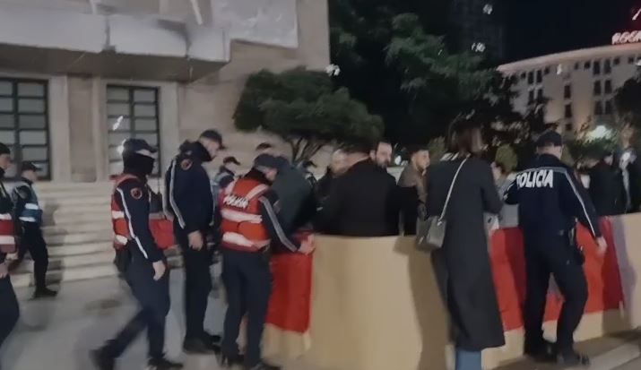 Protesta te Kryeministria  policia u heq çadrën  Adriatik Lapaj  Vijnë si hiena marrin çfarë u del para  por nuk na trembin do   