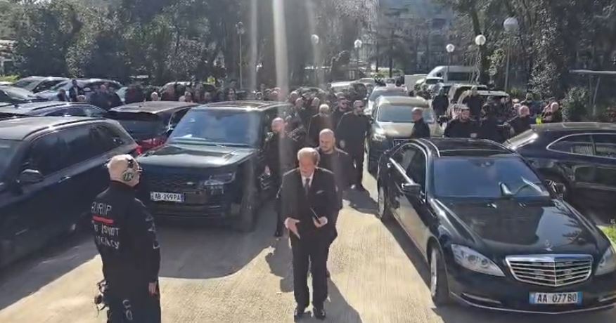 pas-mbledhjes-se-grupit-parlamentar-te-pd-berisha-pershendet-simpatizantet-dhe-shkon-ne-parlament-live