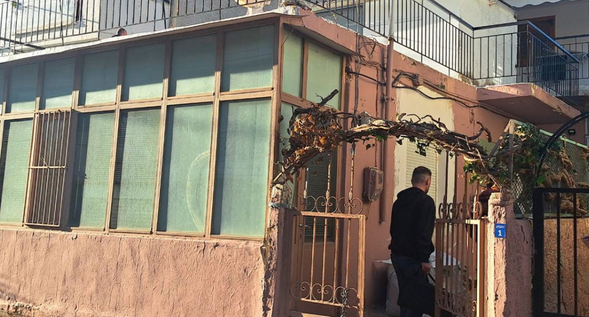 VIDEO  Gjysmë e zhveshur me një rrip rreth qafës  59 vjeçarja gjendet e vdekur në banesë  Ndodhej në Greqi për shërbimin përku   