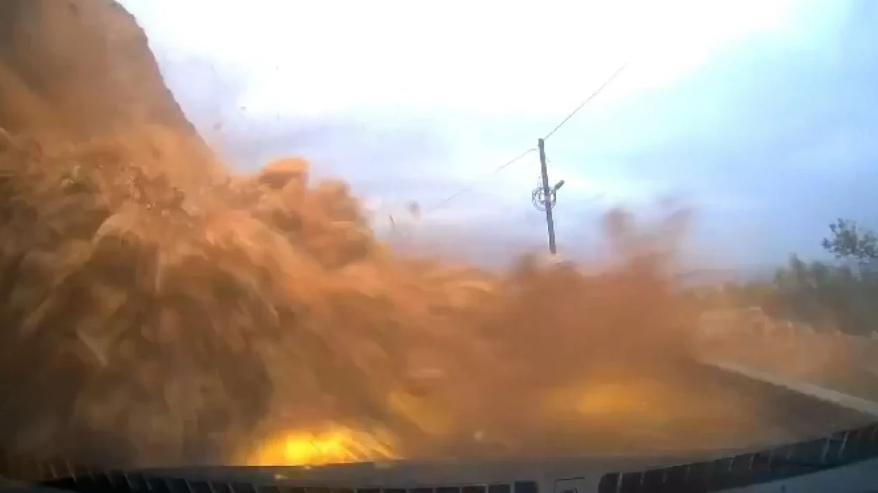 VIDEO  Rrëshqitja e papritur e tokës  varros  makinën në rrugën bregdetare në Turqi  shpëton mrekullisht shoferi