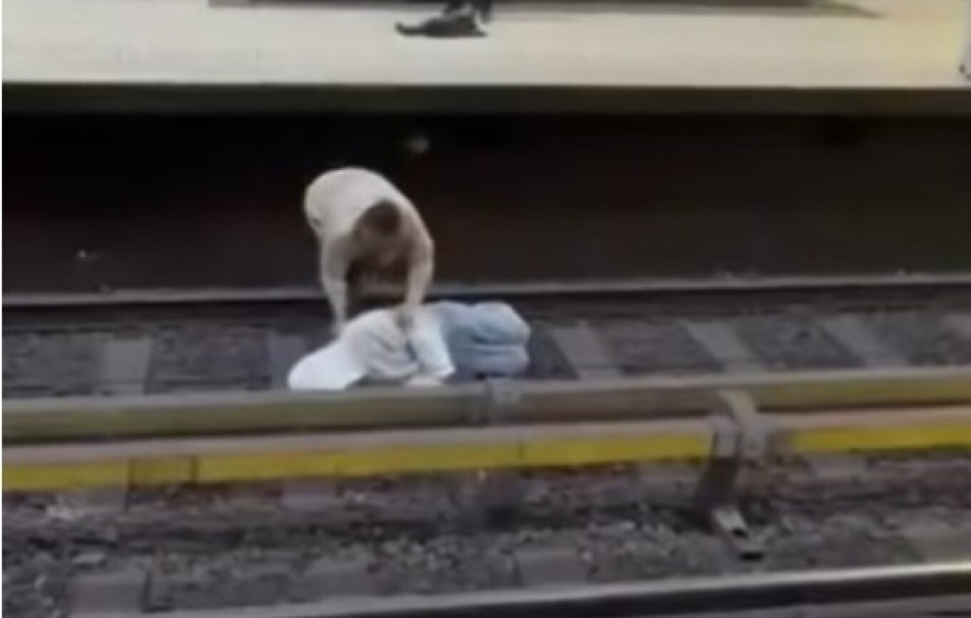 Momente paniku  Burri shtrihet te shinat e metrosë në Bruksel  pasagjerët rrezikojnë jetën për ta shpëtuar 