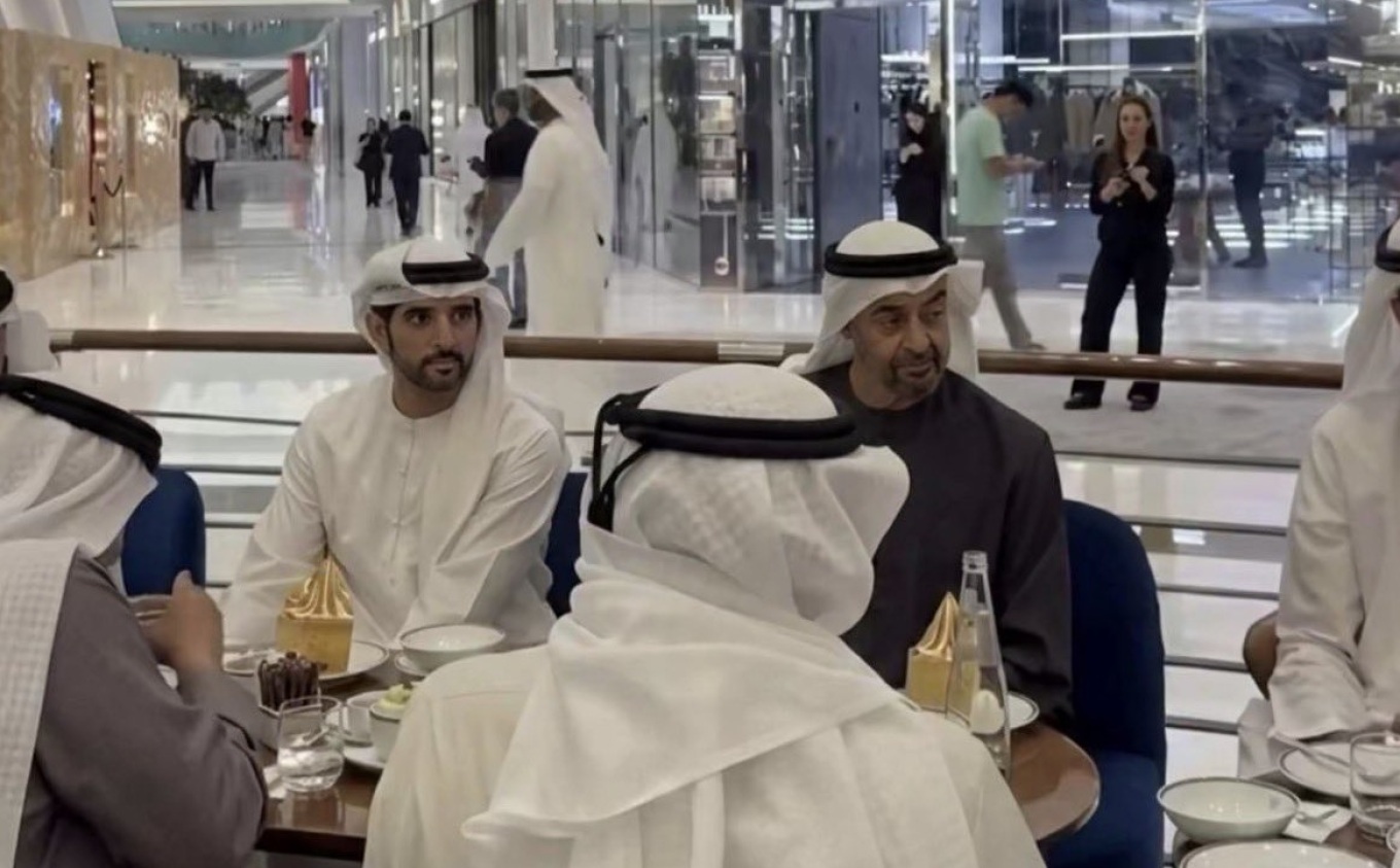 Sulmet me dron nga Irani  Presidenti i Emirateve dhe princi i kurorës së Dubait qetësojnë popullatën  pinë kafe në një qendër    