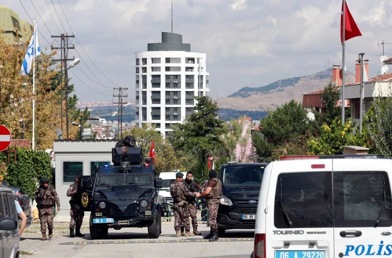 Të shtëna me armë zjarri përpara konsullatës izraelite në Stamboll  një efektiv i plagosur