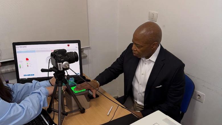 Mori pasaportën shqiptare, ish-kryebashkiaku i New Yorkut regjistrohet zyrtarisht si banor i Njësisë Administrative Nr. 2 në Tiranë