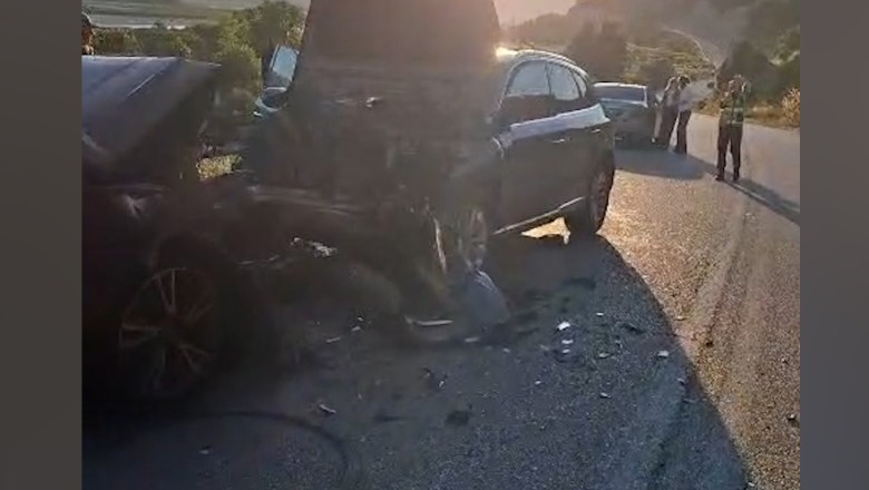 LAJMI I FUNDIT/ Dy automjete përplasen “kokë më kokë” në aksin rrugor Tepelenë–Krahës, 8 persona të plagosur dërgohen në spitalin e Gjirokastrës