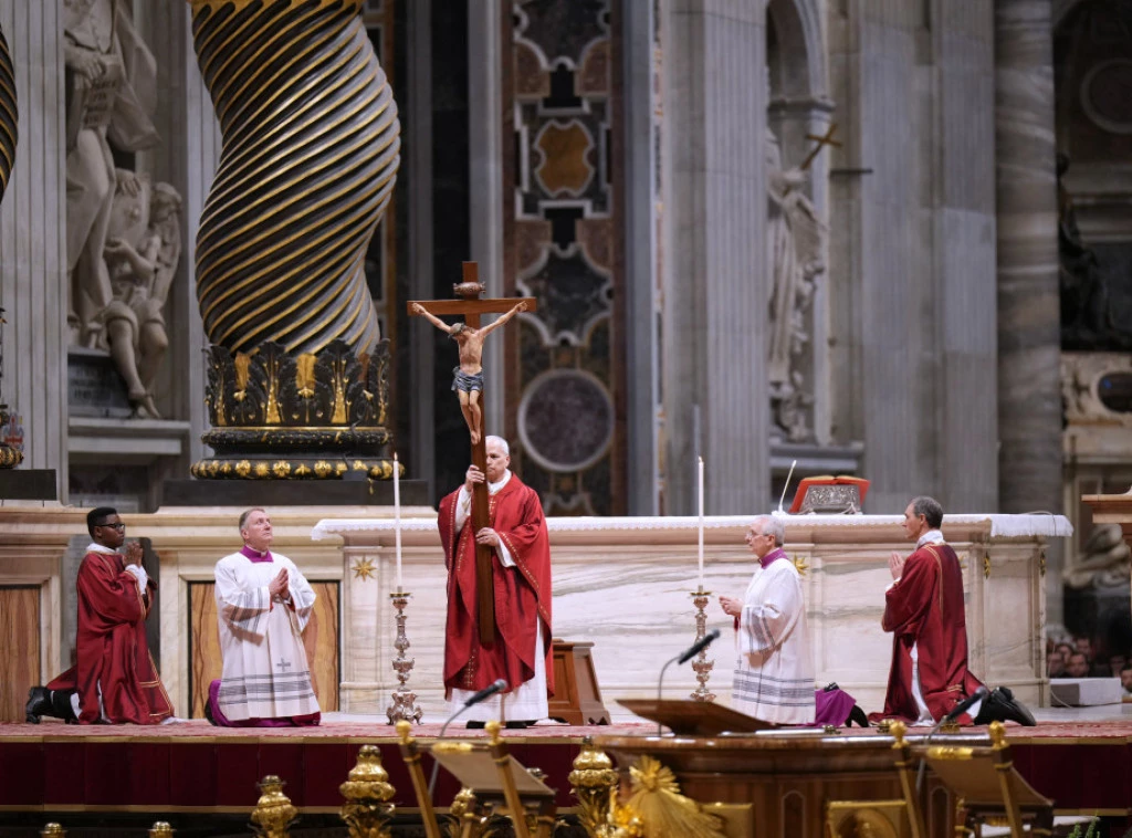  Udha e Kryqit  në Romë  Papa Leoni XIV kryeson shërbesën  do të mbajë kryqin në 14 stacionet e ceremonisë  VIDEO 