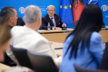 3948b7f4 0f2c 4e77 A58b 326eaa78f704