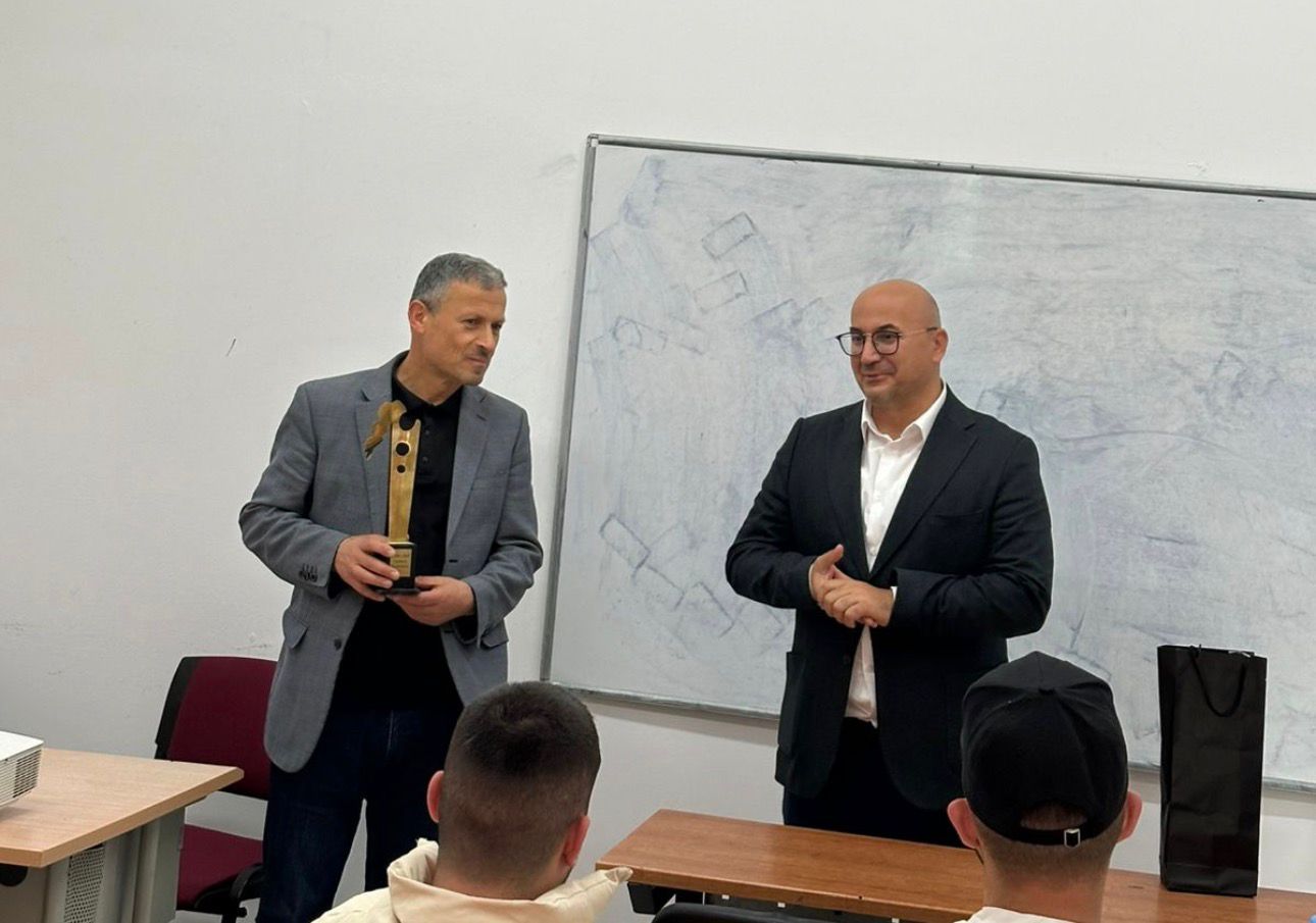 Pedagogu Fitim Zekthi nderohet me Çmimin e gazetarisë Konservatore “Nebil Çika”