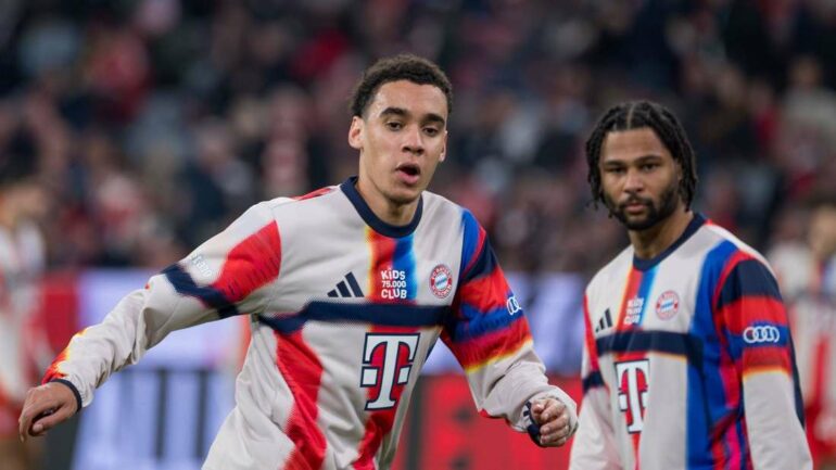 42212890 Es Sind Die Beiden Bayern Spieler Serge Gnabry Und Jamal Musiala Vor Einem Spiel Beim Aufwaermen Zu Sehen Im Vordergrund Ist Musiala Wie Er 2nglhad9amfe