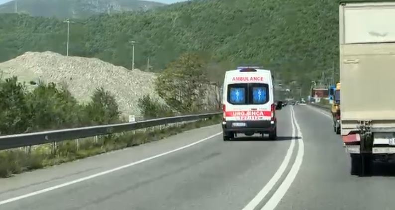 Rëndohet bilanci nga aksidenti në Rrugën e Kombit! Ndërron jetë edhe një tjetër person, disa të plagosur