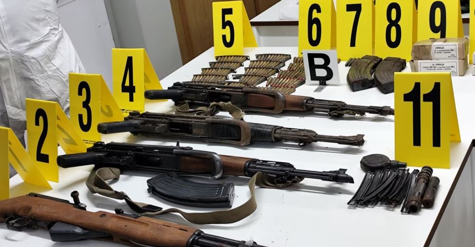 Kontrolle në Zubin Potok  policia e Kosovës zbulon armatime të shumta në banesa dhe vende të fshehta