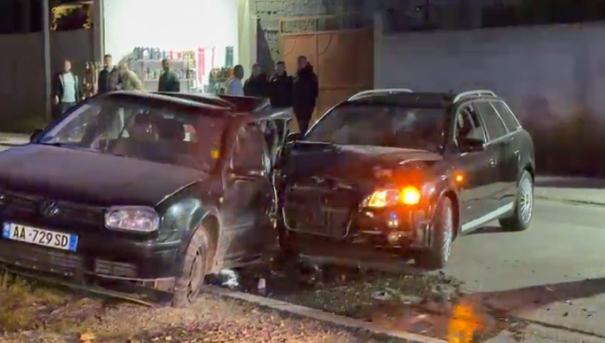 Aksident i pazakontë në Fier/ Tentoi t’i largohej policisë, por u përplas me mjetin e parkuar! Shoferi përfundon në spital