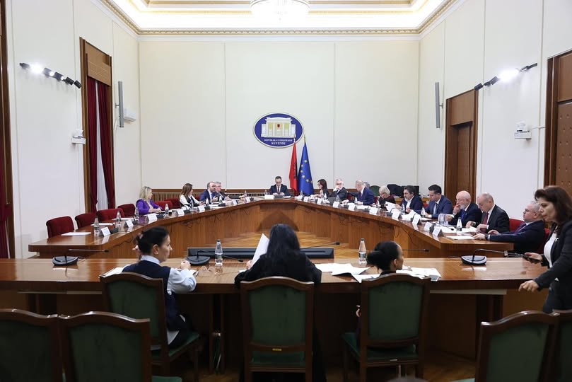 Tensionet në seancën plenare, Etika vendos sot mbi përjashtimin e deputetëve! Mblidhet edhe Konferenca e Kryetarëve, opozita kërkon krijimin e dy komisioneve hetimore