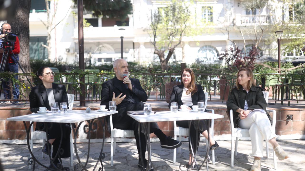  Për vite kemi bërë indeksime   Rama takim me pensionistët  Çdo janar do te ketë rritje të pensioneve  Karta për artikujt bazë   