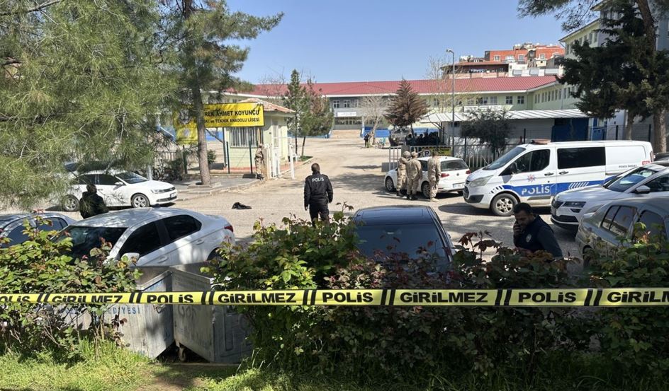 VIDEO tronditëse e sulmit në gjimnazin turk  18 vjeçari qëllon drejt nxënësve të tjerë dhe mësuesve