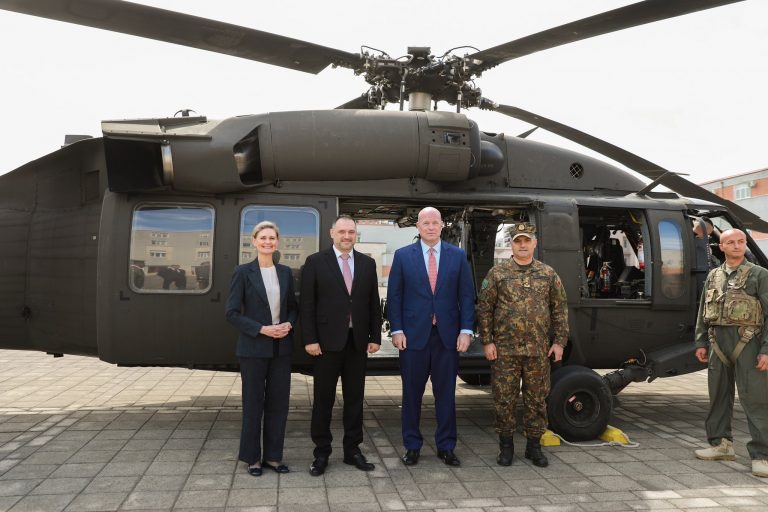 Ambasadori i SHBA në NATO Whitaker në bazën e Kuçovës  Shqipëria  nyjë logjistike e Aleancës në rajon