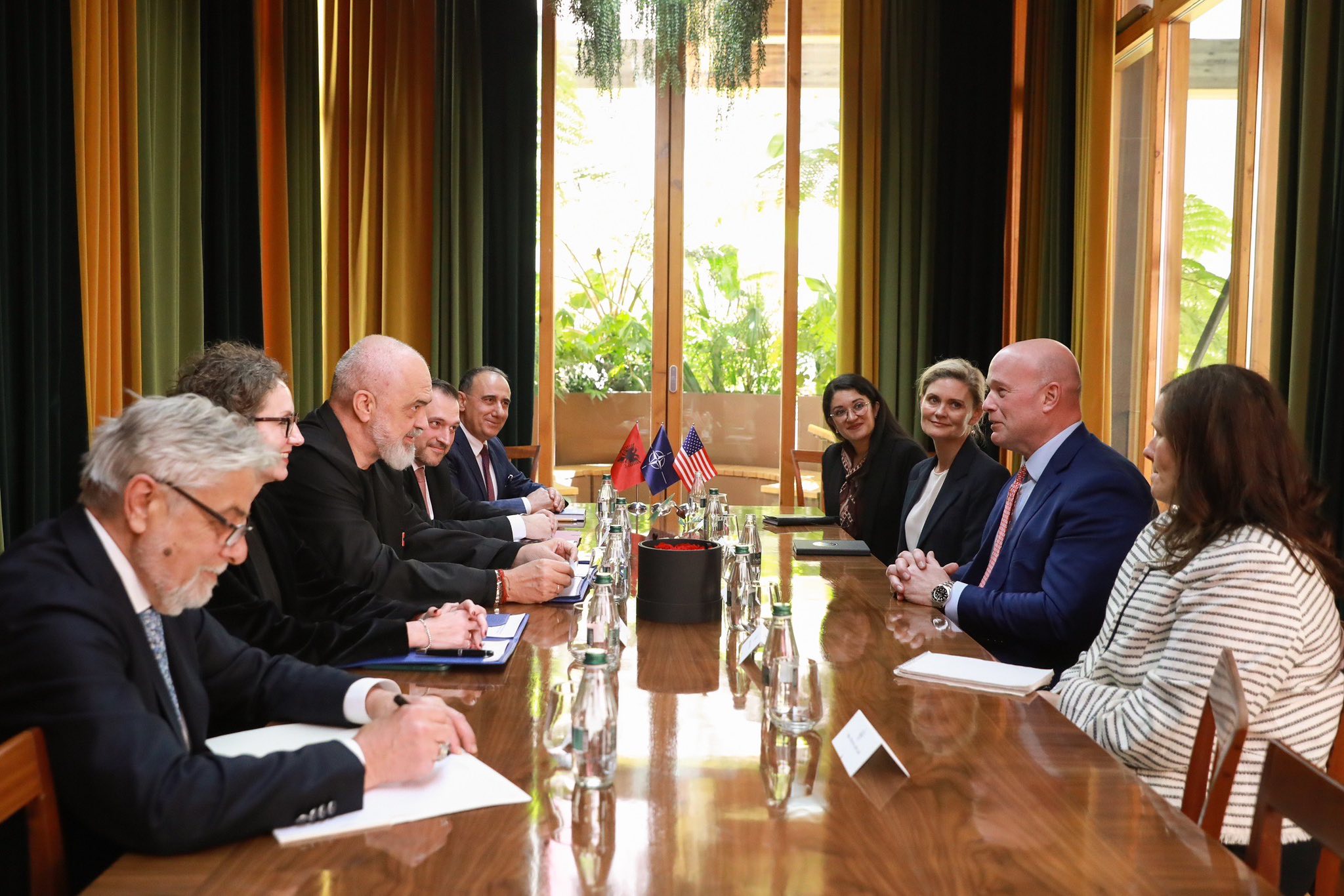 Ambasadori i SHBA në NATO vizitë në Tiranë, Ambasada Amerikane: Përcolli mesazhin e fortë të Trump mbi zhvendosjen e barrës së mbrojtjes së Aleancës