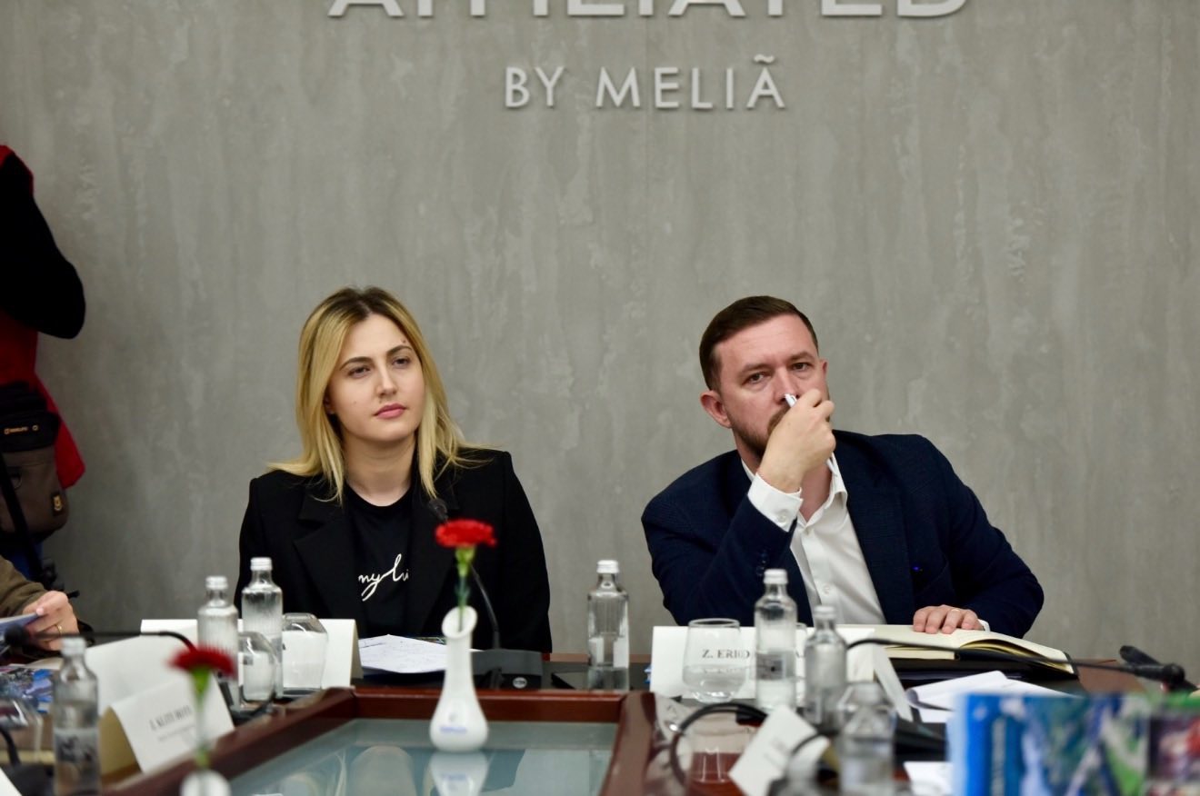 Ina Zhupa me operatorët turistikë: Mungesa e infrastrukturës rrugore, keqmenaxhimi i mbetjeve dhe pa guida të kualifikuara, dëmtojnë potencialin e Shkodrës turistike