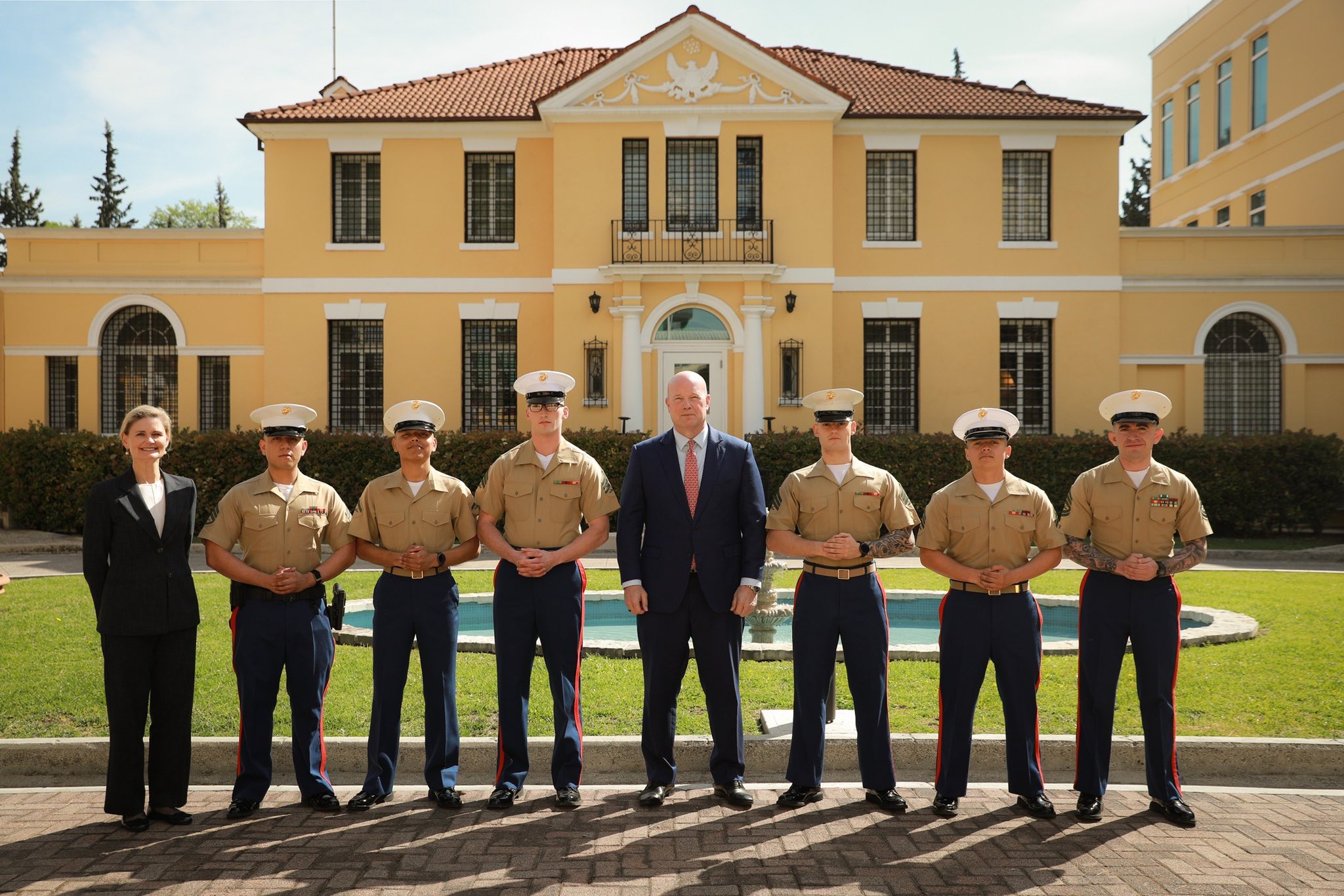 Ambasadori I SHBA në NATO vizitë në Tiranë  Ambasada ndan pamjet  Vlerësojmë partneritetin mes vendeve tona në mbrojtje të vle   