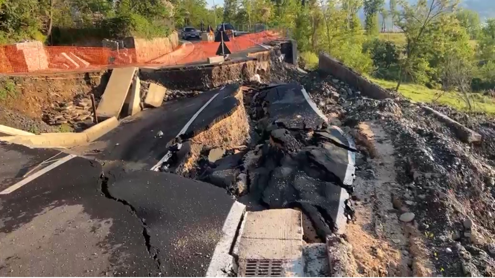 Kushtoi 1 2 milionë euro  degradohet gjendja në Unazën e Poshtme të Burrelit  shembje dhe fundosje në rrugë