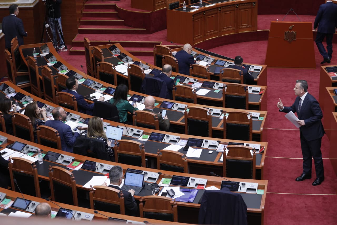 Tjetër incident brenda Kuvendit  Noka i hedh bidonin me ujë Ballës  çfarë ndodhi në sallë sapo u fikën kamerat