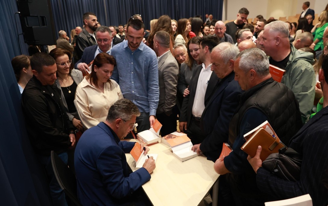 Promovohet në Kamëz romani  Ministri  i Ahmet Prençit  Merr vlerësimet e Blushit  Aliçkës  Çejkut dhe Stafës  FOTO 