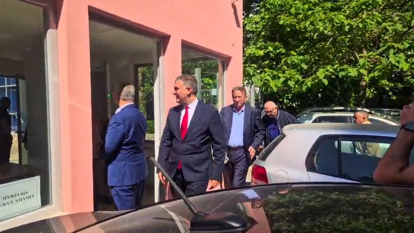 Sot gjyqi në themel në GJKKO  Meta përshëndet me dy gishta dhe bën shqiponjën  Shqipëria e shqiptarëve 