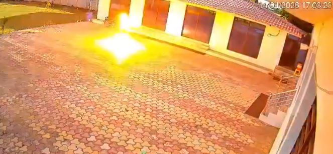 Pamje të rënda  Donte të largonte majmunin nga oborri  por e zuri korrenti dhe humbi jetën  VIDEO 