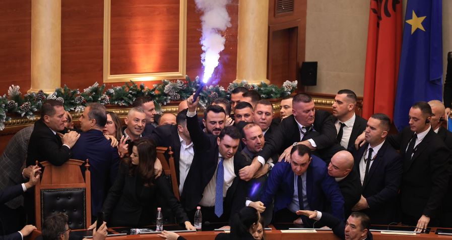 U përjashtuan nga seancat në dhjetor të 2025-ës, Administrativja shfuqizon masat disiplinore për deputetët e PD