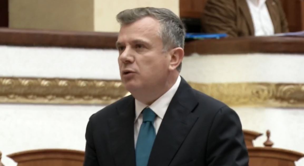  I paharruar qoftë kujtimi i tij   Ndarja nga jeta e akademikut Rexhep Qosja  Balla kërkon 1 minutë heshtje në Kuvend