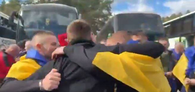 perqafime-dhe-lumturi-ukraina-dhe-rusia-shkembejne-qindra-te-burgosur-lufte-video