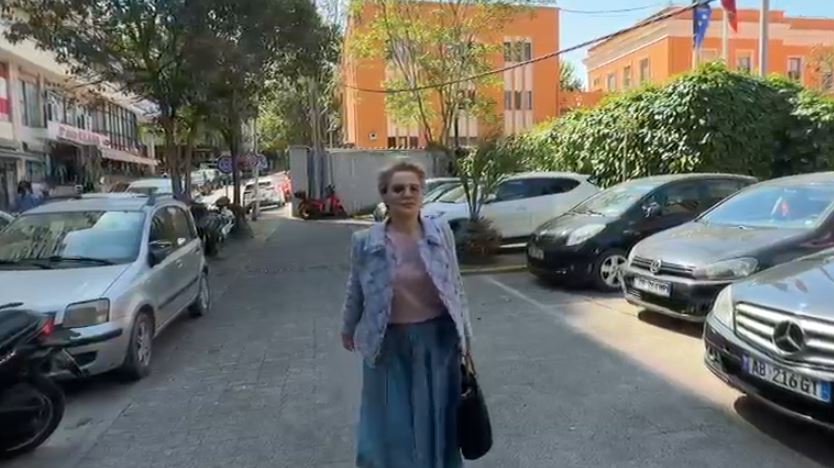  Qenke bërë intelektual me syze    Monika Kryemadhi mbërrin në GJKKO  batuta me gazetarët