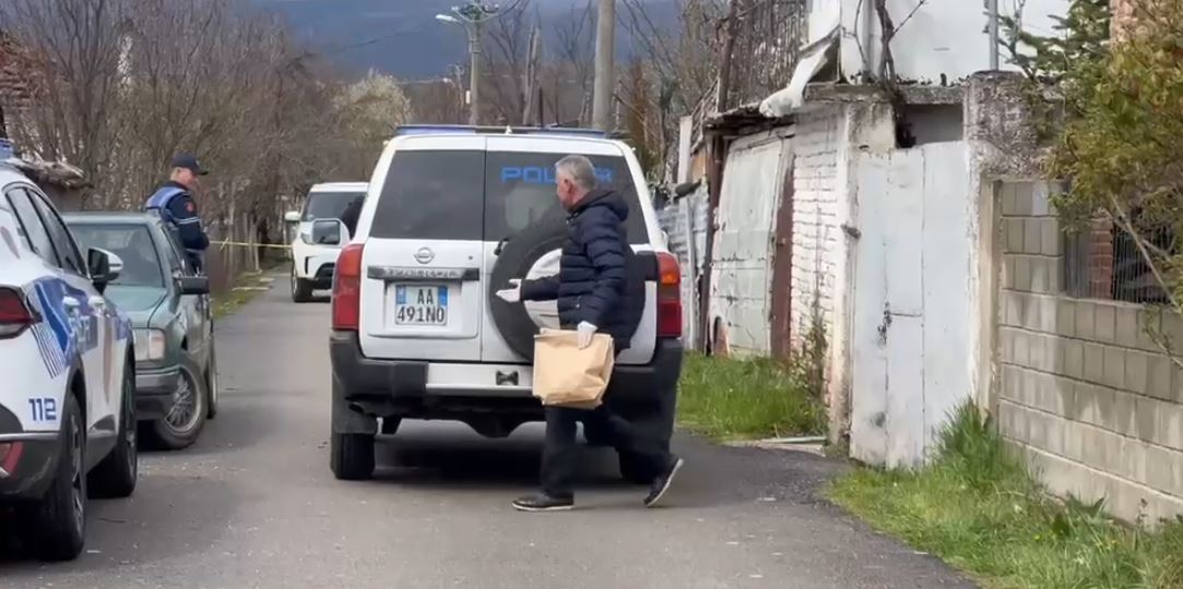 Ç’po ndodh në Korçë? Policia rrethon sërish banesën ku u gjet i pajetë 78-vjeçari Gëzim Vija, një automjet jashtë…