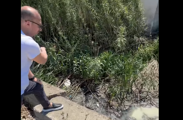  Dramë që kutërbon   Korreshi publikon pamjet nga Çermë Sektori  Fekalet në derë të shtëpisë  Kështu shkohet në Eu   