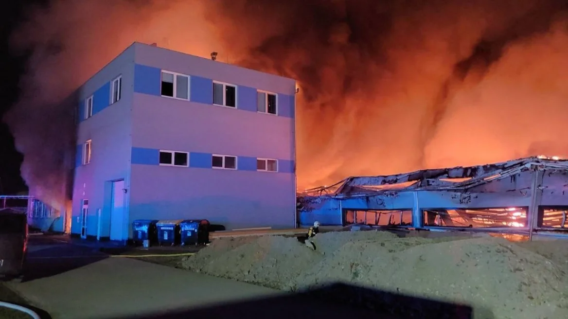 Dy polakë arrestohen për zjarrvënie të qëllimshme në një fabrikë optike dhe dronësh në Çeki