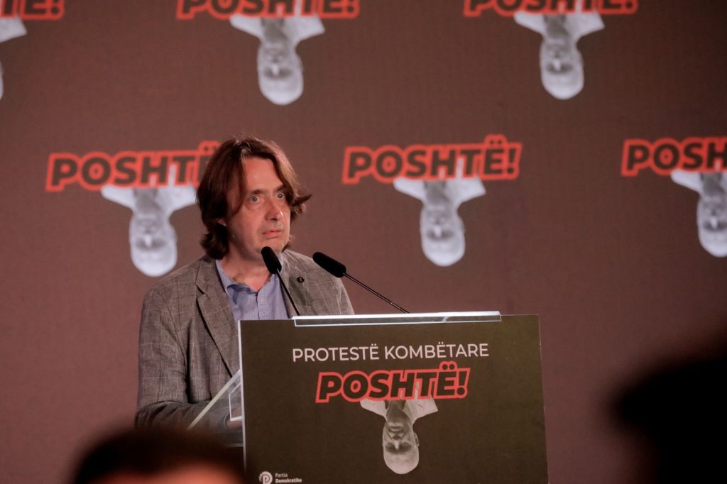 “Sundimi nuk zgjat kurrë përgjithmonë”, mesazhi i profesorit Edvin Cami nga protesta e opozitës: Shqipëria s’është pronë e pushtetarëve, fundi i tyre është afër