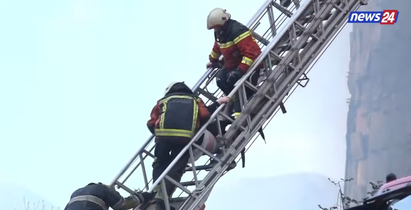 E moshuara mbeti në banesë pasi zjarri përfshiu kompleksin pranë QSUT së  zjarrfikësit ndërhyjnë në kohë dhe e evakuojnë  VIDE   