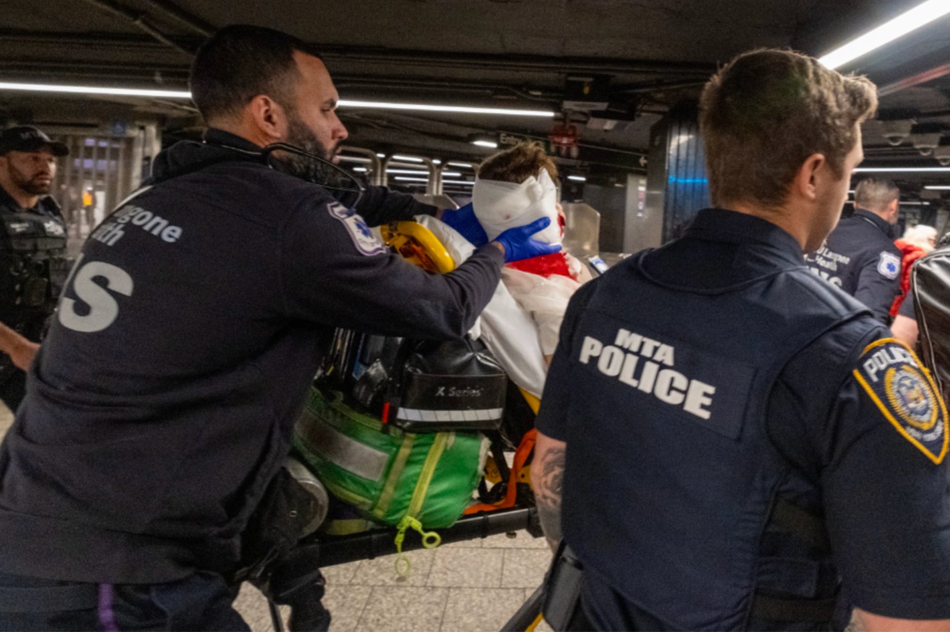 E rëndë në New York/ Sulmohen me hanxhar tre persona në një stacion treni, vritet autori (VIDEO)